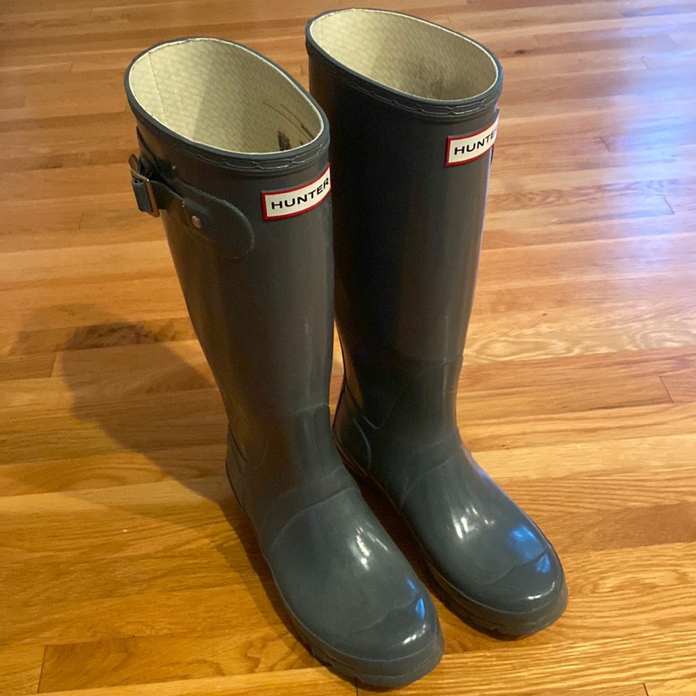 Grey tall Hunter rain boots worn a few times. US size 6M/7F. Great condition.